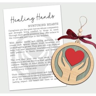 Imagem de Ornamento de mãos curativas - Cartão de história de corações nutritivos - Design de mãos de madeira segurando coração - Honrando a compaixão e a força dos cuidadores - Símbolo significativo de amor