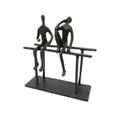 Imagem de Escultura Enfeite Pessoas Conversando na Trave Luxo - LUXdécor