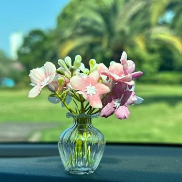 Imagem de ORIESSE Flores de cerejeira artificiais com mini vaso de vidro para painel de carro, decoração de mesa de escritório, buquês de flores rosa e branco, decoração de carro fofo e estética de escritório