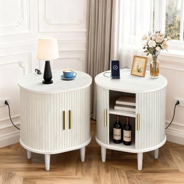 Imagem de DHH Mesa de cabeceira moderna de meados do século com estação de carregamento, mesa lateral canelada com porta deslizante e prateleira ajustável, mesa de canto para espaços pequenos, sala de estar