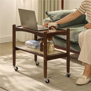 Imagem de Mesa lateral de vime de madeira maciça com rodas - Design moderno móvel de duas camadas para sala de estar, quarto, sala de jantar e espaços pequenos