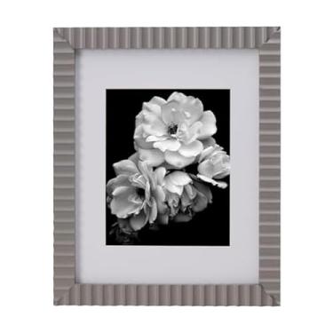 Imagem de Mikasa Moldura de galeria de madeira com perfil ondulado cinza, exibe uma foto de 28 x 35 cm sem tapete e uma foto de 20 x 25 cm com tapete, 40 x 33 cm