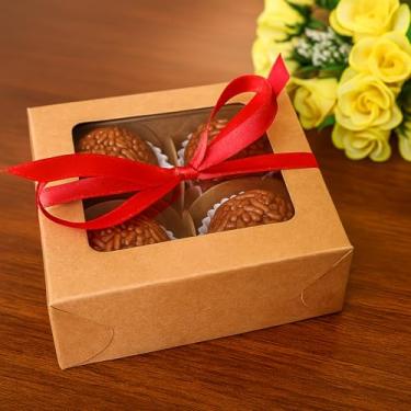 Imagem de 20 Caixas de papel kraft com visor, tamanho 8x8cm acompanha 80 forminhas de pétalas, ideal para 4 doces, brigadeiros.