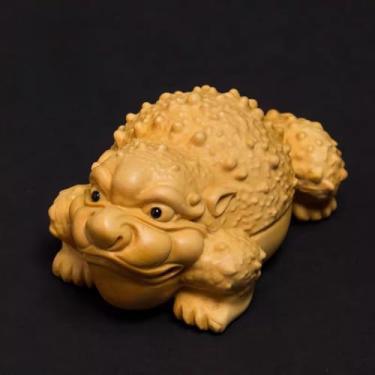 Imagem de FENNYYAR Estátua de sapo de três pernas Feng Shui, 7 cm, escultura em madeira em buxo para decoração de mesa de escritório