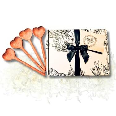 Imagem de XJET Conjunto de 4 colheres de madeira em forma de coração para comer – Colheres de amor esculpidas em madeira de rosa ecológica – Ótimo para cozinheiro presente para esposa marido presente de cozinheiro presente de dia das mães