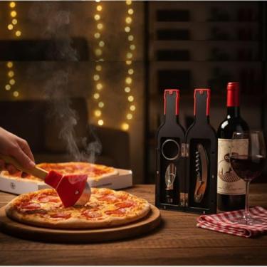 Imagem de KIT PIZZA E VINHO GARRAFINHA | 1 Cortador de Pizza Machadinha Preto + 1 Kit 3 peças Sommelier para Vinho em estojo no formato de Garrafa | Amantes de Pizza e Vinho | Presente Criativo (Preta)