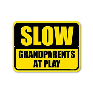 Imagem de Honey Dew Gifts, Slow Grandparents at Play, 23 cm por 30 cm, poste de placa de metal, decoração de parede com citações engraçadas, placas de rua, presente de dia dos avós, decorações de dia dos avós