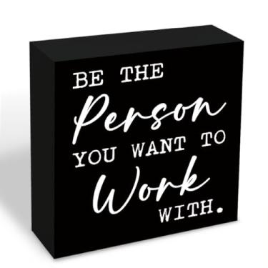 Imagem de Placa de mesa inspiradora de madeira para escritório para decoração de mesa Seja a pessoa com quem você deseja trabalhar, decoração motivacional do local de trabalho, placas de madeira rústica, placa