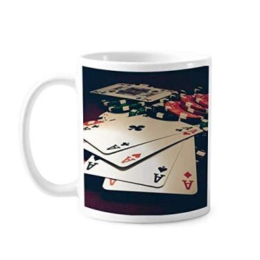Imagem de Caneca de cerâmica para café e porcelana com fichas de pôquer para jogos de fotos
