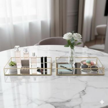 Imagem de Kit c/ 2 Bandejas Decorativas Espelhadas com Borda Dourada em Metal – Organizadoras para Banheiro, Maquiagem e Ambiente (Grande)