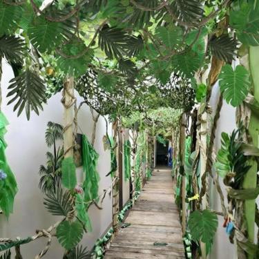 Imagem de Bucherry Conjunto de decorações de festa de dinossauro 3 x 4 m, rede de dinossauros com 20 folhas de tema de selva, 2 guirlandas de videiras artificiais para decoração de aniversário de dinossauro