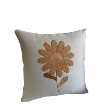 Imagem de Almofada Bordada Margarida com Enchimento Cru