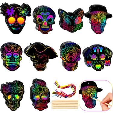 Imagem de 60 conjuntos de papel para arranhar caveira de açúcar de Halloween, ornamentos de caveira de Halloween papel arranhador de caveira de açúcar com fitas e caneta de madeira para decoração de artesanato de dia dos mortos de Halloween