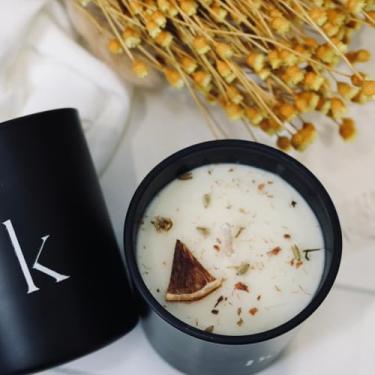 Imagem de Vela de soja luxuosa em frasco de vidro preto fosco, 142 g, perfume floral com tampa de madeira e decoração botânica (Joy- Groselha vermelha, casca de limão, eucalipto)