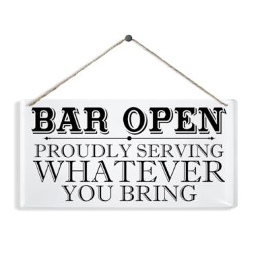 Imagem de Placa de acrílico aberta para bar, orgulhosamente servindo o que quer que você traga, placa decorativa de parede, decoração de suspensão rústica, decoração suspensa de bar de cozinha, decoração de