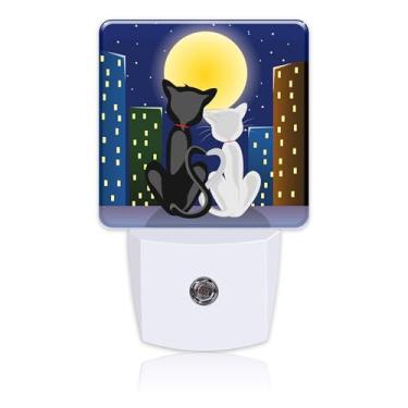 Imagem de Uiaoiais Luz noturna para crianças, meninas, meninos, casais românticos, gatos sob a lua, luz noturna de LED, plugue na parede com sensor do crepúsculo ao amanhecer para decoração de quarto, corredor