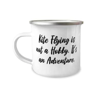 Imagem de Presentes voadores de pipa para amigos, Kite Flying não é um hobby. Caneca de acampamento de 355 ml It's an Adventure, inspiradora pipa voando