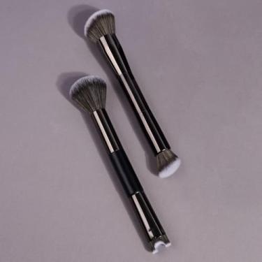 Imagem de 2 pincéis de maquiagem de ponta dupla (pincéis de contorno em forma de U/angulares/angulares) para aplicar base e corretivo, cria um acabamento aerógrafo, feito com cerdas veganas, livres de crueldade