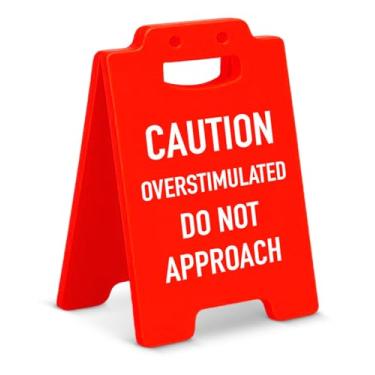 Imagem de Caution Overtimulated Placa de mesa de escritório cubículo decoração de mesa placas de escritório engraçadas presentes de humor para colegas de trabalho colegas de equipe funcionários chefe