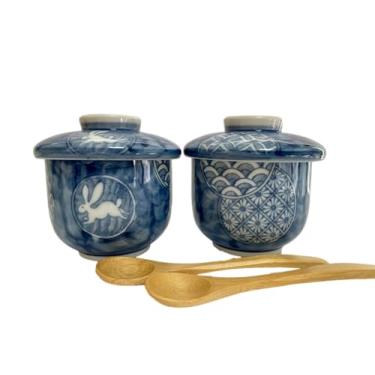 Imagem de Copos japoneses Mino Ware Chawan-mushi com tampa e colher, 8,15 x A 8,54 polegadas, 21 ml, padrão tradicional japonês auspicioso Kyo-Syouzui, azul marinho, conjunto de 2, do Japão M21616