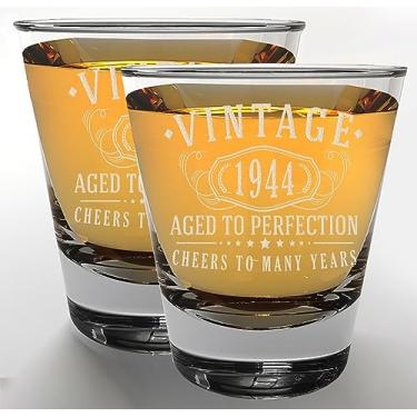 Imagem de Copos de shot vintage gravados 1944 - Presentes de aniversário de 80 anos para mulheres e homens - Cheers to 80 anos de idade - 80 decorações para ela ele - Melhores ideias de presente gravado Whiskey