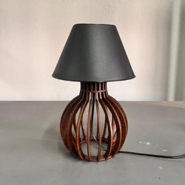 Imagem de Abajur de Mesa Decorativo em MDF com Cúpula Preta – Soquete E27 | Design Moderno e Elegante