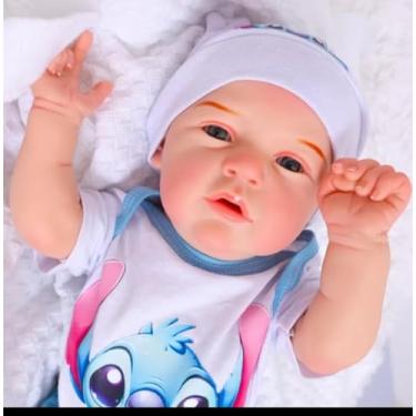 Imagem de Boneca Bebê Reborn Realista em Silicone, Menino, Roupa Stitch Azul e Branca, Artesanal, para Coleção e Presente