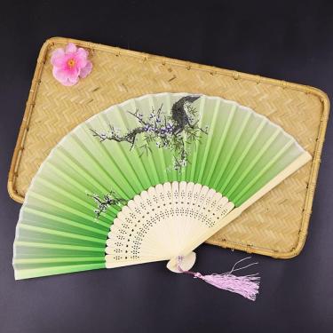 Imagem de Ventilador Dobrável Portátil, Ventilador De Mão Dobrável Verde Ventiladores De Bambu Elegante Ameixa Japonês Chinês Com Borla Rosa Oriental Ventilador De Seda Artesanal Para Dançar Presente