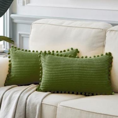 Imagem de Fancy Homi Pacote com 2 capas de almofada decorativas lombares verdes musgo com pompons, conjunto de capas de almofada retangulares sólidas de veludo cotelê macio para sofá, quarto, carro, sala de
