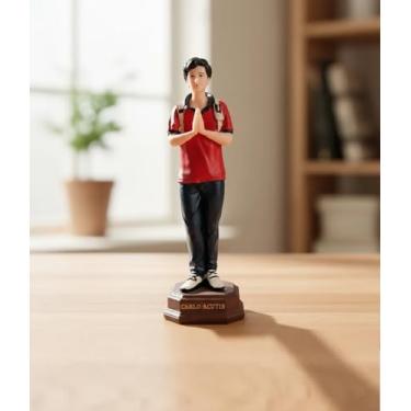 Imagem de Lucena Presentes Estátua Devocional do Beato Carlo Acutis em Resina, Vermelho e Azul Marinho, 15cm de Altura, Base Hexagonal 5cm, Acabamento Artesanal Detalhado