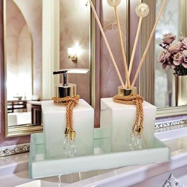 Imagem de Kit Lavabo Vidro Luxo com Bandeja Branca e Vidro Âmbar – 02 Frascos Cubo 250ml, Difusor de Aroma com Varetas Decoradas e Acessórios de Banheiro(Branco Degrade C/Dourado,Com Bandeja)