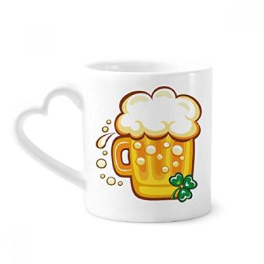 Imagem de Caneca de cerveja amarela da trevo, da Irlanda do Dia de São Patrício, copo de coração de vidro