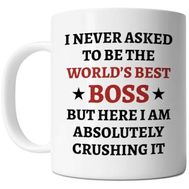 Imagem de FLEXISAVVY Caneca I Never Asked To Be The World's Best Boss But Here I Am Absolutely Crushing It - Caneca de presente do dia do chefe - Ideia de presente engraçada para homens e mulheres Caneca de