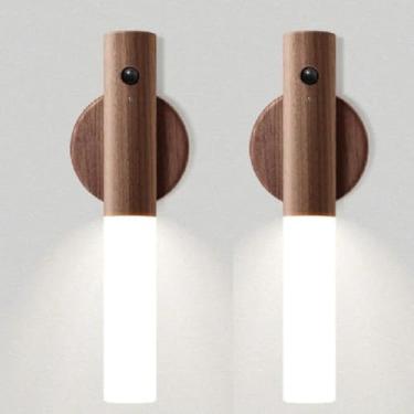 Imagem de Kit 2 Luminárias Bastão LED, USB Recarregável, com Sensor de Movimento, Magnética Adesiva, Sem Fio, para Parede e Cabeceira, Luz Noturna, Acabamento em Madeira - Qualidade Premium