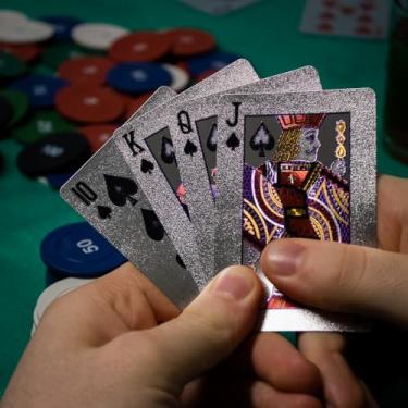 Imagem de Baralho à Prova D’Água Dollar Deck – Cartas de Poker Premium em PVC – Resistente, Flexível, Durável e Lavável – Ideal para Jogos, Truco, Poker e Diversão com Amigos