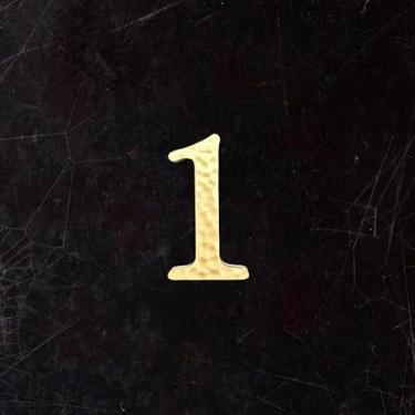 Imagem de BWRMHME Letras e números autoadesivos de latão sólido com textura de estria maleolar – Alfabeto de metal de 4,5 cm de ouro antigo para porta, parede, placa de sinalização de caixa de correio, rua e