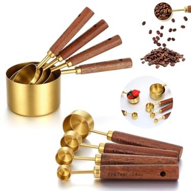 Imagem de Conjunto de 8 peças de copos de medição e colheres, copos medidores de aço inoxidável dourado com cabo de madeira, colheres de medida de aninhamento e copo conjunto de medidas de cozinha para cozinha