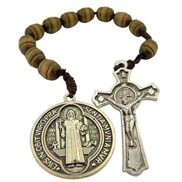 Imagem de Rosário de bolso com contas de oração de madeira marrom Religious Gifts com medalha e crucifixo de São Bento, 23 cm