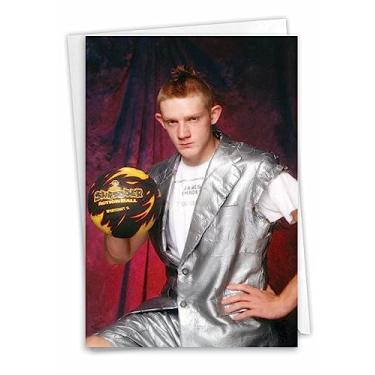 Imagem de Bola feroz - Cartão de aniversário com envelope (4,63 x 6,75 polegadas) - com um cara estranhamente vestido segurando um vôlei C7337BDG