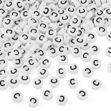 Imagem de FASHEWELRY 500 contas de acrílico letra C 7 x 4 mm a granel contas redondas redondas do alfabeto contas iniciais para pulseiras da amizade colar brinco fabricação de joias branco preto