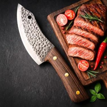 Imagem de Cutelo Faca Facão Chef Açougueiro Artesanal Sérvio em Aço Inox Forjado, Lâmina Martelada, Cabo de Madeira Rústico com Bainha de Couro para Churrasco e Cozinha Profissional