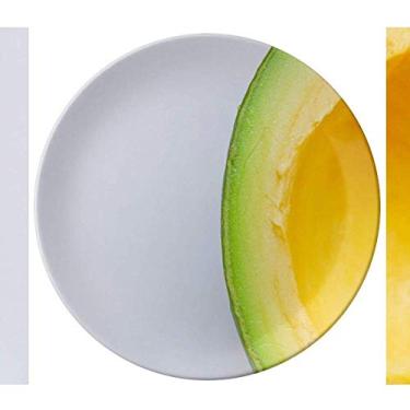 Imagem de Prato decorativo de porcelana com abacate e frutas tropicais frescas para jantar