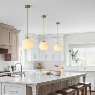 Imagem de Luminária pendente moderna para ilha de cozinha, lustre globo preto com cúpula de vidro branco opalino, ideal para sala de jantar, sala de estar, quarto ou bar. Luminária suspensa ajustável