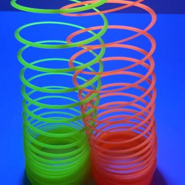 Imagem de 100 Mola Maluca Neon Brinquedo Infantil Lembrancinha Festa Prenda Junina Pescaria