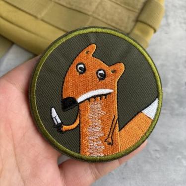 Imagem de Remendo bordado The Fox with the Knife, adesivos engraçados de meme, patch tático de moral militar com suporte de gancho de fixador, acessórios fofos para mochilas, coletes, jaquetas, jeans, chapéus
