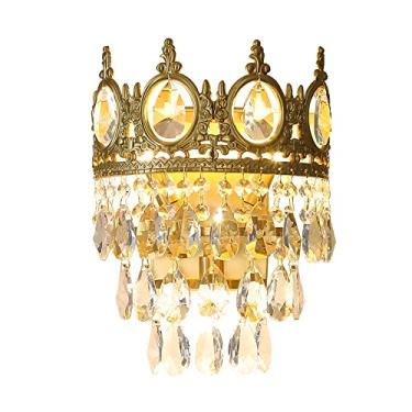 Imagem de Luminária de parede luxuosa com cristais e detalhes em metal dourado, ideal para ambientes internos como sala de estar, quarto, corredor e banheiro. Perfeita para iluminação decorativa em ge