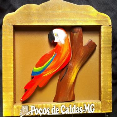 Imagem de Porta Chaves 4 Ganchos Arara Vermelha Artesanal em Madeira e Metal 23x23cm Shoppingnet