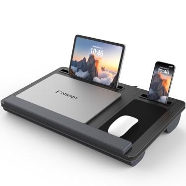 Imagem de Potuopy Mesa de colo – Bandeja para laptop de até 17 polegadas com descanso de pulso, alça portátil, mouse pad fixo, compartimentos para tablet e telefone, suporte para laptop para cama com almofada