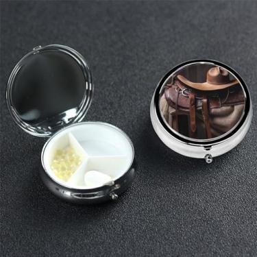 Imagem de Selim de cavalo com um chapéu de caubói caixa de comprimidos selvagem com 3 compartimentos para bolsa ou bolso, pequeno organizador de medicamentos com espelho, caixa de comprimidos de viagem
