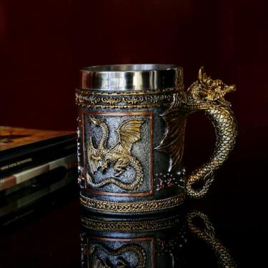 Imagem de alikiki Caneca de café Medieval Dungeons and Dragons - Caneca de cerveja de dragão rugindo de ouro inoxidável de 450 ml para colecionador GOT Dragon Lovers Novidade Ideal Novidade Gótica Dia dos Pais